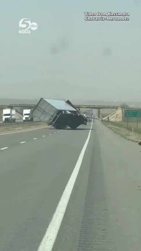 Un camión fue volcado por el viento en una autopista de Oklahoma.