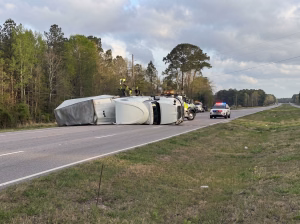 Camión volcado en una zona rural de Texas